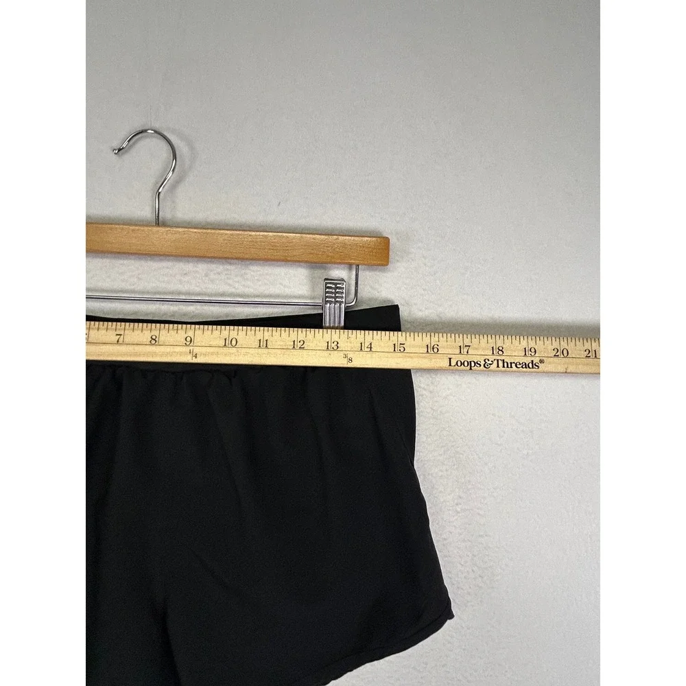 Sporty Under Armour Womens MD Black HeatGear Mesh Panel Running Shorts‎